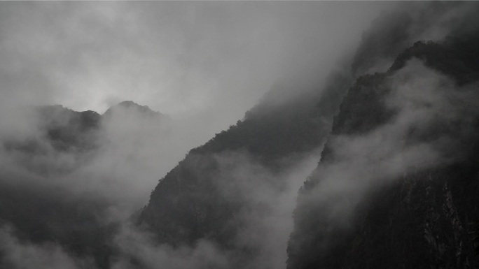 雾蒙蒙的山山顶云烟绿水青山群山云雾