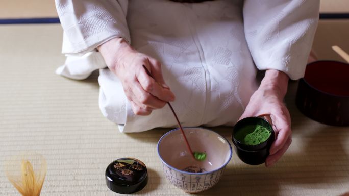 日本茶师准备泡一杯传统的抹茶