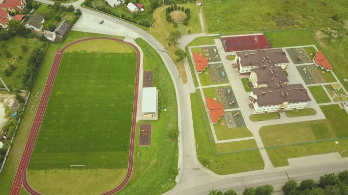红色跑道和绿色草地足球场的体育场。