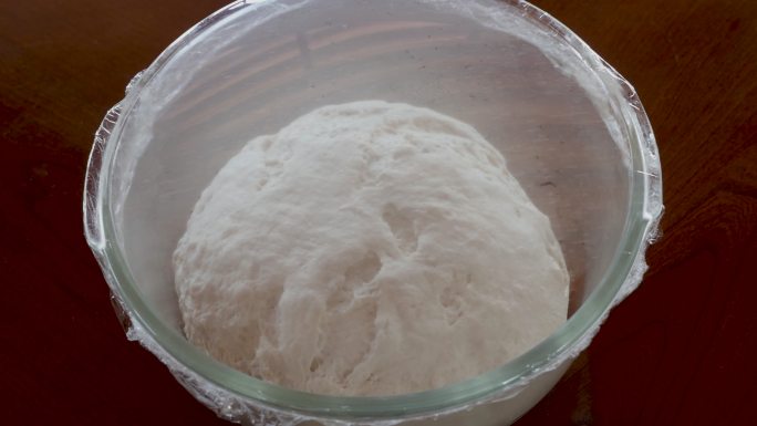 自制的酸面团面包的发酵过程