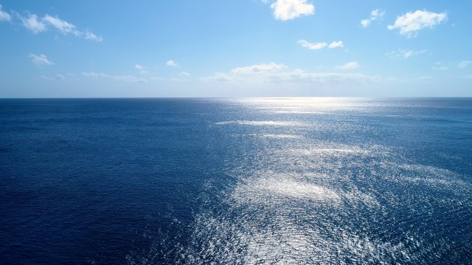 太阳在蓝色海水中反射。