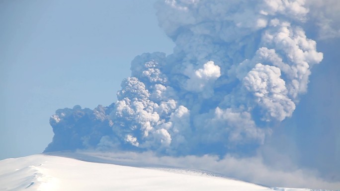 埃亚菲亚德拉火山喷发