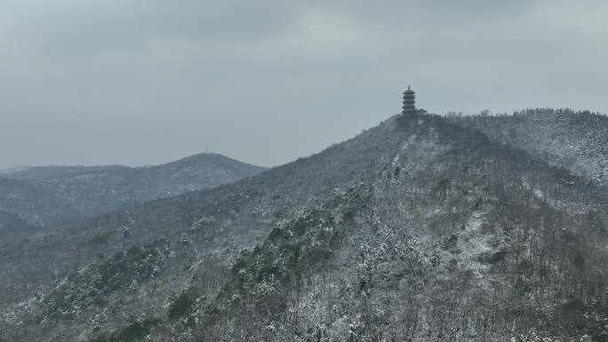 航拍襄阳古隆中风景区腾龙阁雪景雪山风光