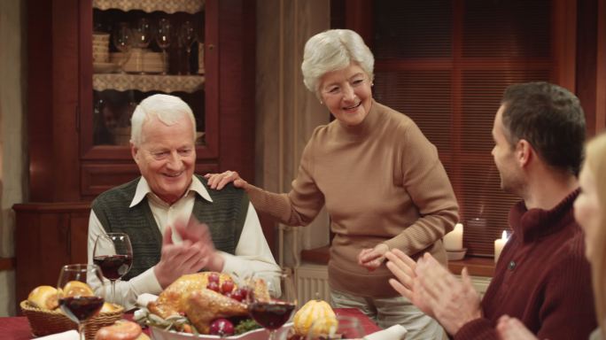 祖母把感恩节火鸡端到桌上