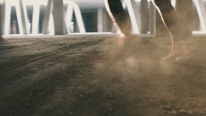 女性运动时地板上扬起灰尘。