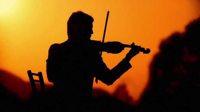 日落时小提琴手的剪影