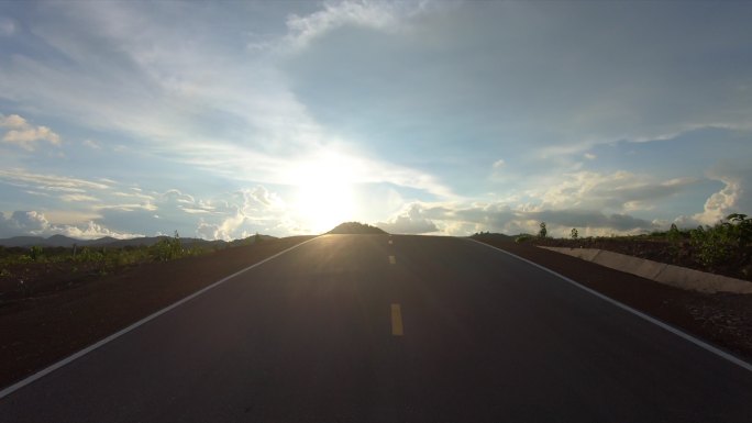 阳光下的道路公路行驶第一视角行车记录仪