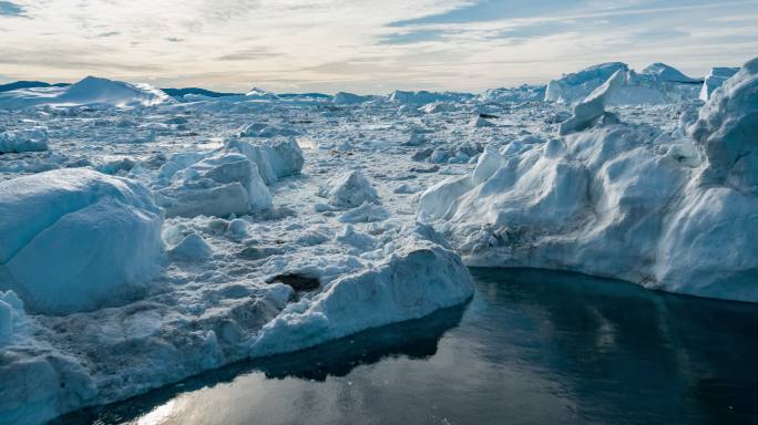 北极自然景观中冰山和冰川