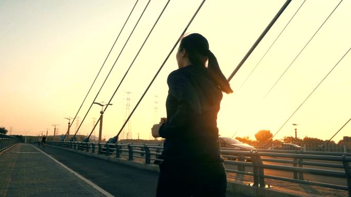 在桥上慢跑的年轻女子