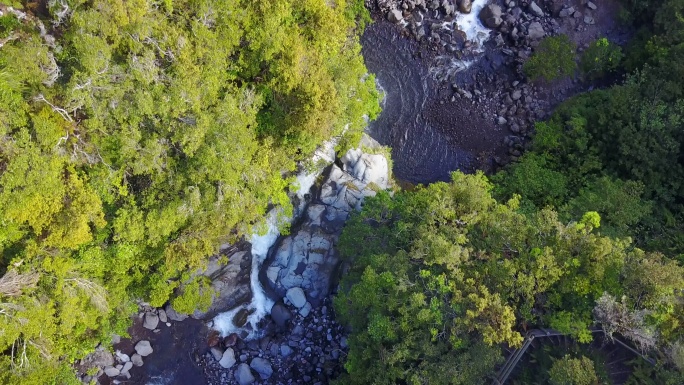 俯瞰河流和瀑布航拍山泉水水源地保护