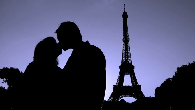 巴黎埃菲尔铁塔前亲吻的情侣