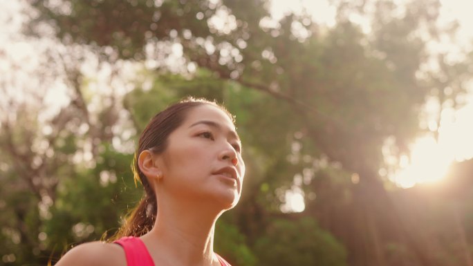 年轻女运动员在公园跑步的慢镜头