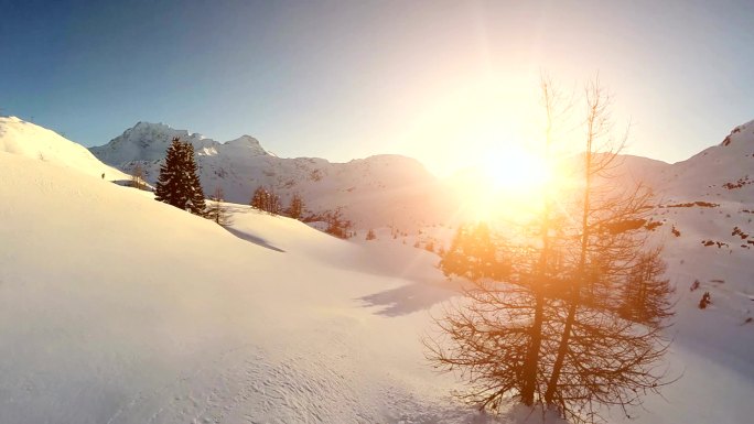 日落时雪山景观鸟瞰图