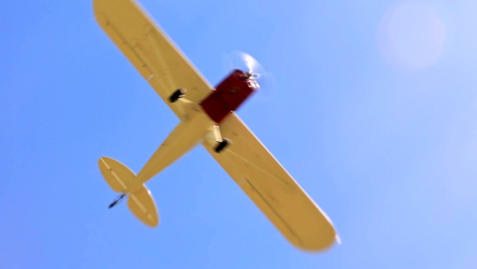 飞机着陆倾斜移位无人机玩具模型降落