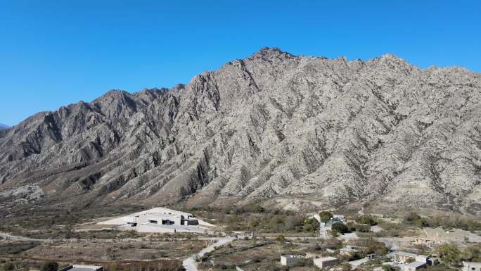 4K素材：航拍宁夏贺兰山岩画韩美林艺术馆