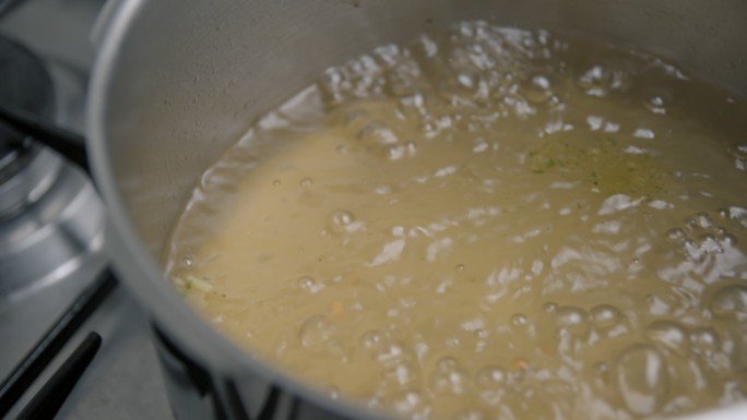 煮汤锅中沸水热汤熬粥煮粥熬汤食补