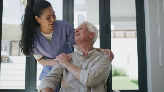 一名护士帮助老年患者