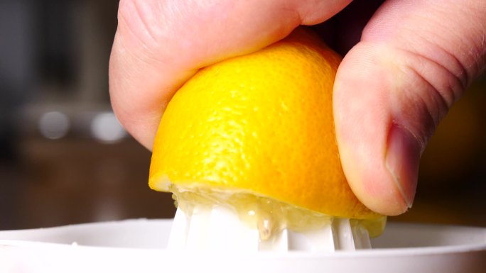 手挤压柠檬水果