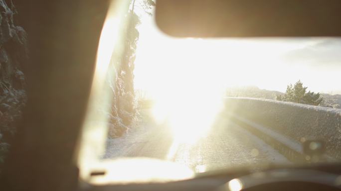 在雪地公路上行驶反光阳光刺眼远光灯
