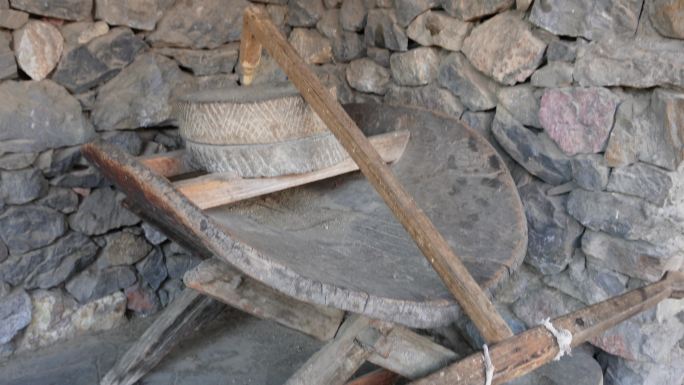 苗族苗寨生产工具农具石磨 (3)