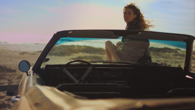坐在汽车上的女人激情青春广告镜头空镜空境