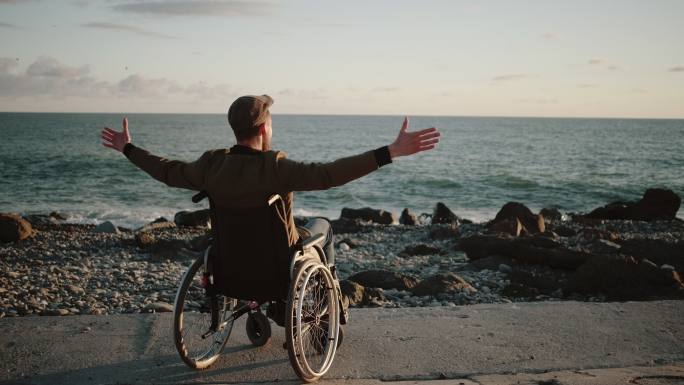 男性残疾人正在观察海平面