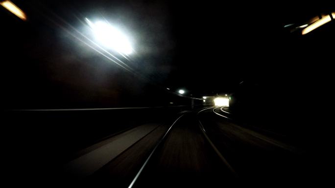 维也纳地下有轨电车沿途行驶的镜头