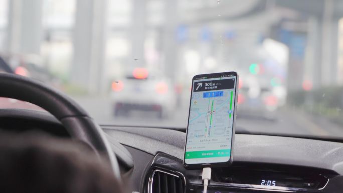 网约车司机使用智能手机APP导航驾驶道路
