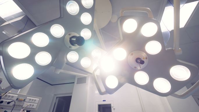 医院房间里的现代医疗灯亮着