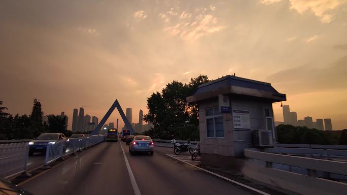 夕阳开车在桥上