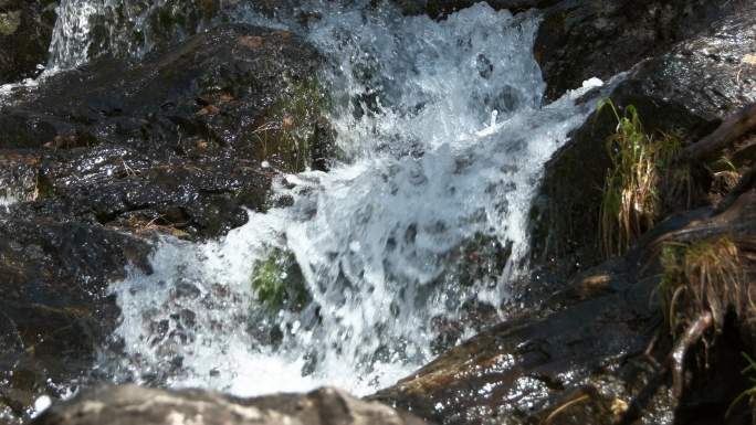泉水顺着石床流下。