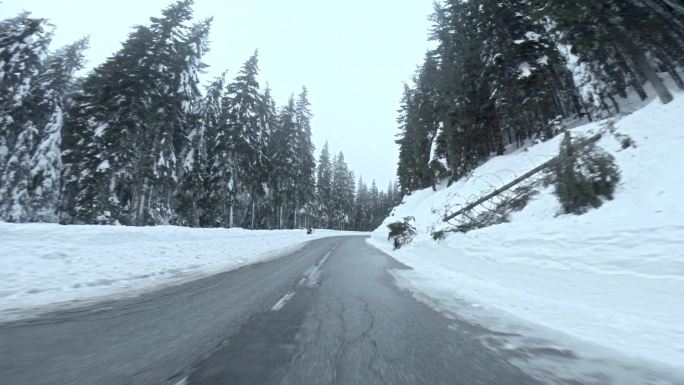 在雪山上开车森林乡村道路自然