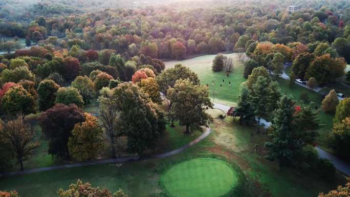 路易斯维尔美丽多彩的树梢和高尔夫球场