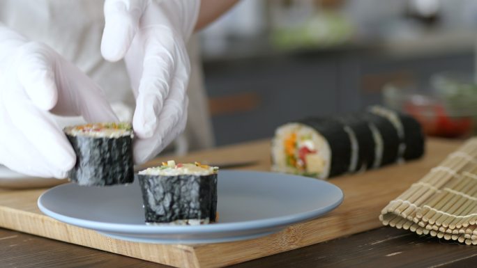 把寿司卷放在盘子上