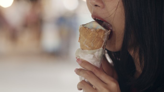 吃冰淇淋美女吃冰激淋吃甜筒高热量食物