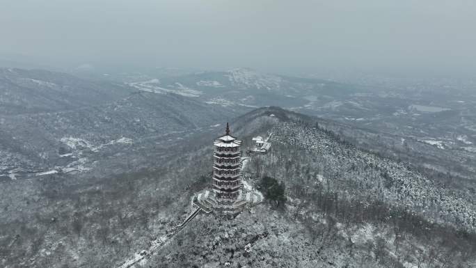 航拍襄阳古隆中风景区腾龙阁雪景雪山风光