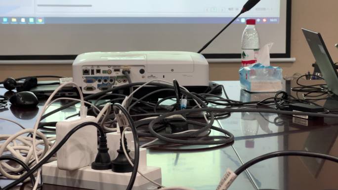 杂乱的会议室桌面投影仪笔记本电线电缆网线
