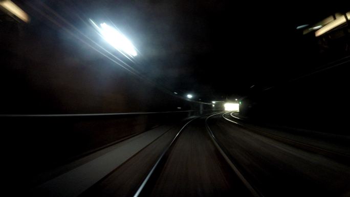 维也纳地下有轨电车运行加速镜头