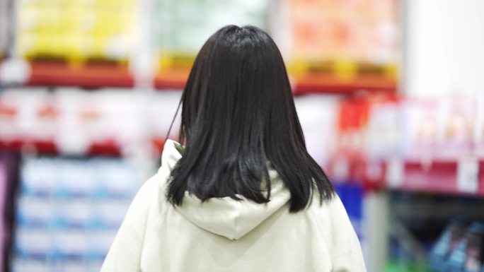 口罩年轻女性逛超市购物