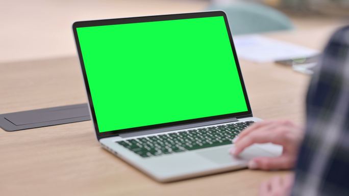 带有绿色色度按键屏幕的笔记本电脑