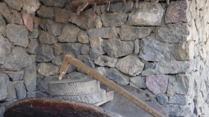 苗族苗寨生产工具农具石磨 (1)