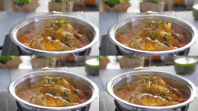 蜂蜜上釉鸡肉片砂锅。