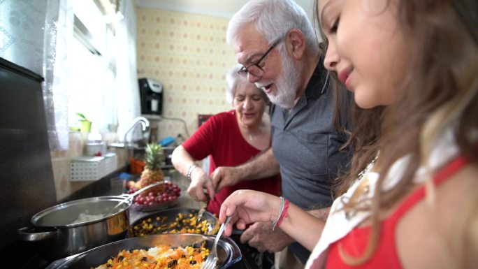 祖父母教他们的孙子如何做饭