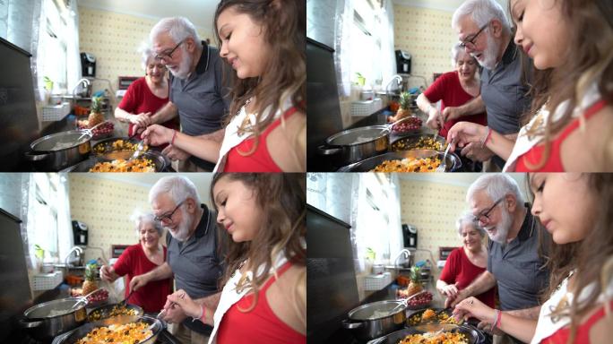 祖父母教他们的孙子如何做饭