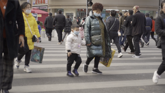 升格斑马线行人，城市行人过马路。