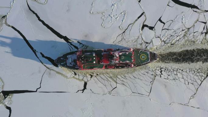 破冰船驶入冰中冰川融化破冰之旅南极旅游