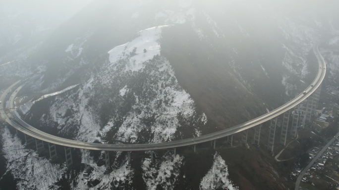 雪景中的雅西高速干海子大桥螺旋隧道航拍