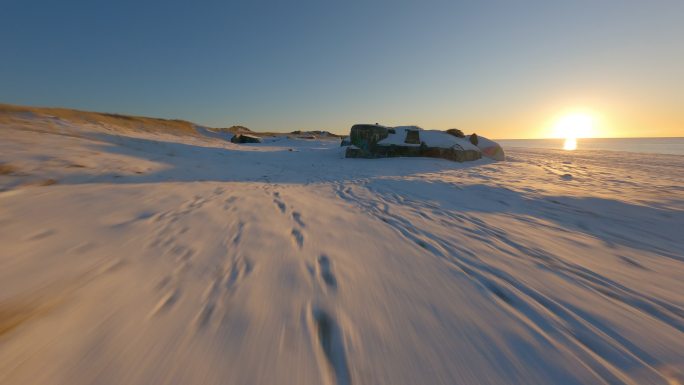 海边明亮的天空和美丽的雪地