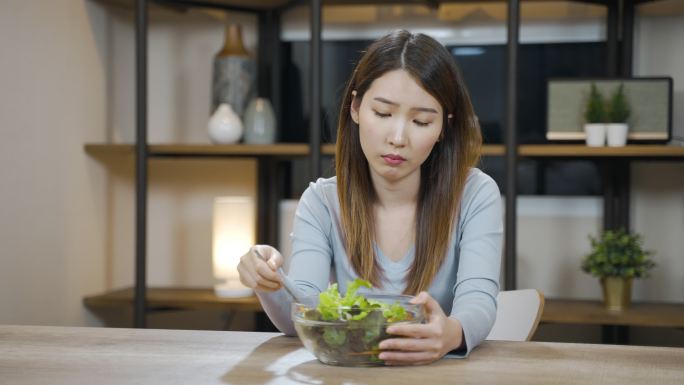 女人厌倦了吃蔬菜沙拉，想要戒掉素食