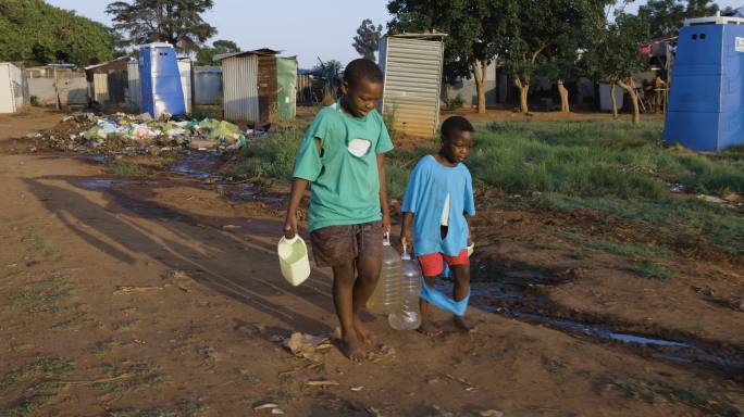 水危机。非洲贫民黑人小孩衣服破烂